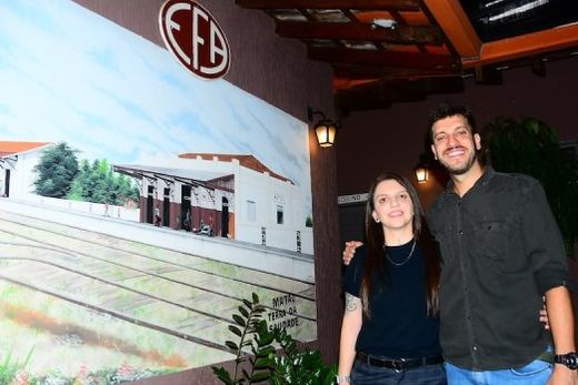 Na Estação da Quinze. Raiany Toledo e Iberê Périssé, diretores de 'Fé Cria Beleza'
