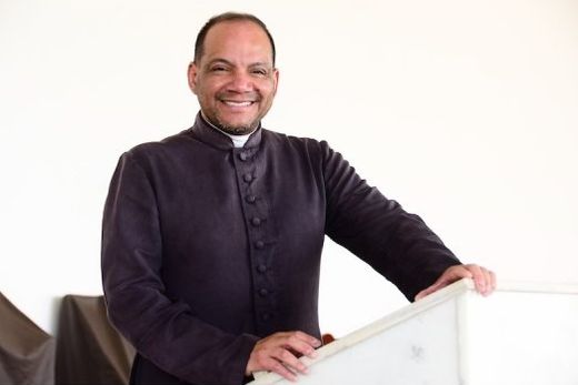 O padre Fábio. "Toda a população está convidada para convivermos momentos de paz, amor, entrega e de memória a Jesus Cristo"