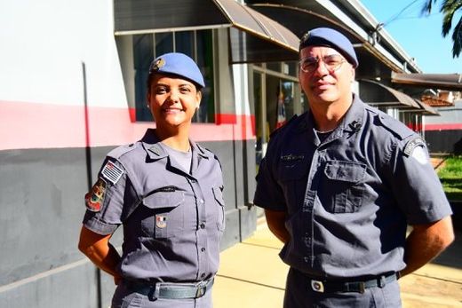 Talita e Willian. Policiais militares desenvolvem o Proerd junto a unidades educacionais