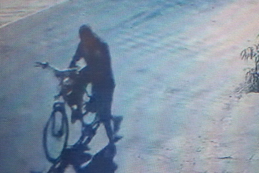 Furto de bicicleta elétrica. Toda a ação foi captada pelas câmeras de segurança do estabelecimento