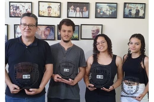 Campeões e vice-campeões das categorias Masculino e Feminino. Fernando Frare, Anderson Viveiros, Evelin Borges e Camila Gregório