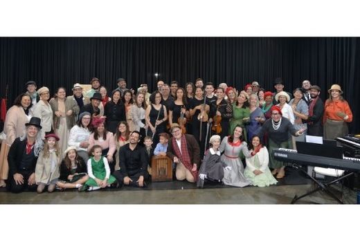 Elenco. O espetáculo 'A Christmas Carol' reúne os coletivos Orquestra Jovem de Matão, Coro de Matão, Neac e Coro Infanto Juvenil