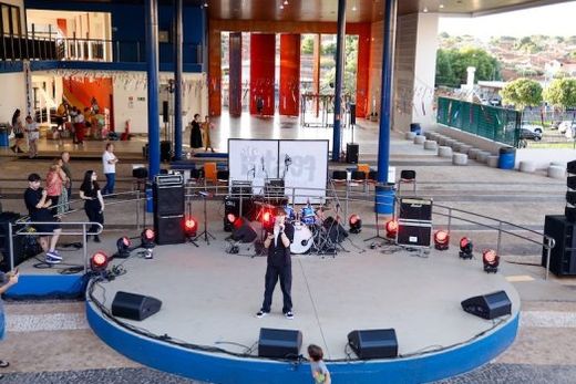 No palco do teatro de arena do CEC. Com uma programação diversificada, o 4º Festa foi uma celebração da criatividade e do talento dos artistas locais