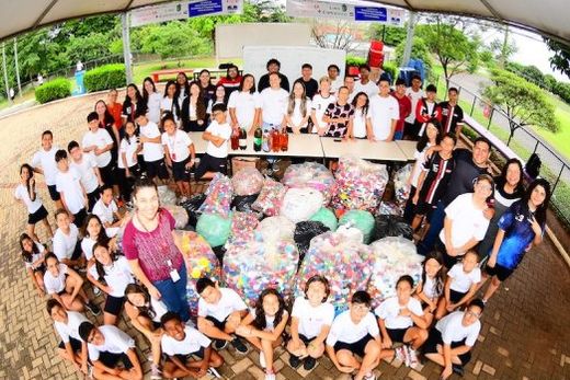 Outro sucesso. Sesi-Matão comemora arrecadação recorde de 140 mil tampinhas, um bag com lacres de latinhas, sete sacos de 100 litros de cartelas vazias de remédios e 20 litros de óleo vegetal