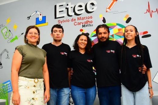 Na mesma escola, ao mesmo tempo. A diretora Ana Claudia Pereira com a família Silva ? Felipe, Andréa, Danilo e Gabrielle