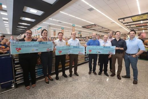 Diretoria do Grupo Savegnago faz a entrega das doações para entidades de Franca