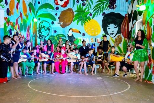 'Samba de Revoada'. Um cenário vibrante celebrou a flora brasileira e a cultura do samba por meio de música, dança, teatro, capoeira e grafite