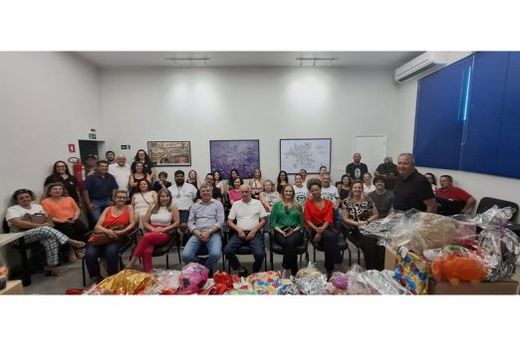 No Gabinete. Representantes dos projetos e entidades marcaram presença na cerimônia de entrega dos brinquedos
