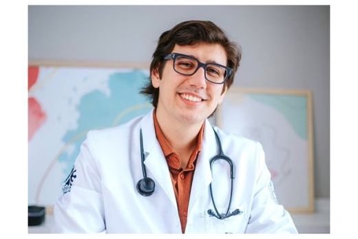André Pelosi Alves. "As pessoas vivendo com o HIV são tão normais quanto qualquer outra. O preconceito é que deve ser combatido"