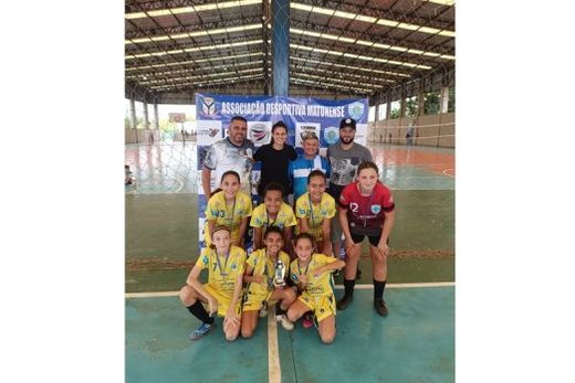 Campeãs. As atletas da equipe vencedora com Carlos Rodrigo Gregório, Isadora Amaral, Sebastião de Deus Moreira (Tiãozinho) e Rafael Domingos dos Santos