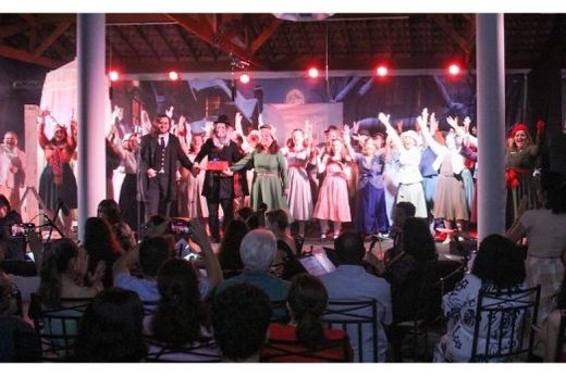 O elenco de 'A Christmas Carol'. Espetáculo encantou o grande público que compareceu no Portal Eventos