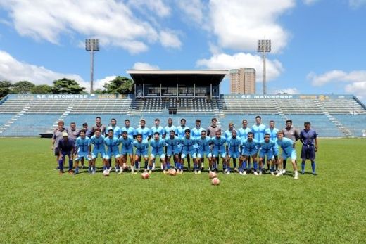No Estádio Municipal. Jogadores e membros da comissão técnica se preparam para a disputa da Série A-4 do Campeonato Paulista