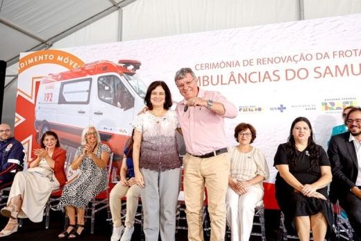 Em Sorocaba. Cido Ferrari recebeu as chaves da ambulância das mãos da ministra Nísia Trindade Lima