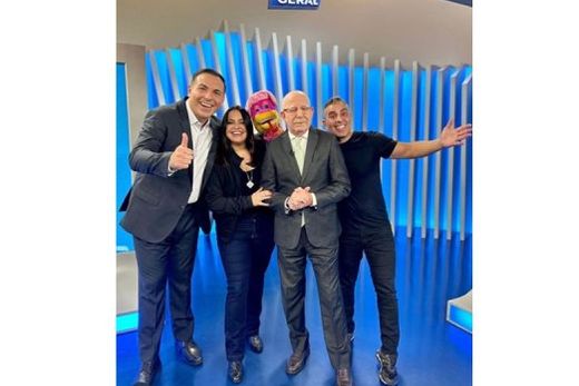 Na tela da Record. Reinaldo Gottino, Fabíola Reipert, Renato Lombardi e Marcos Paulo Souza, com a cobrinha Judite por trás