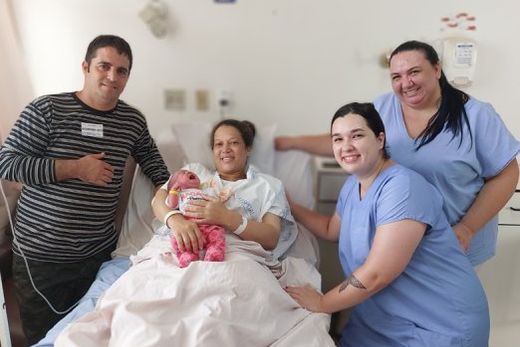 Juruacil (pai), Patrícia (mãe) e Hadassa (colo) ao lado das técnicas de enfermagem Tainá Regina Brito e Suelen Adriana de Souza