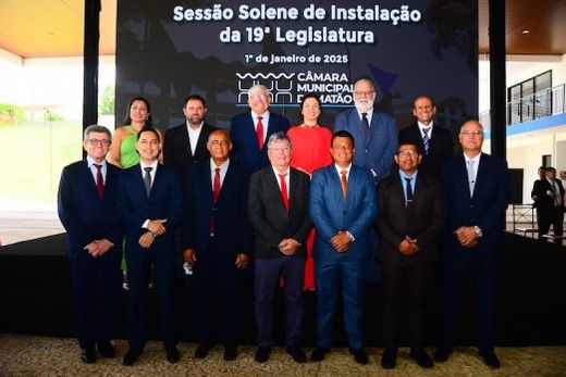 Solenidade oficial de posse. O prefeito Cido Ferrari e o vice-prefeito Diego Mingorance, ao centro, junto aos 11 vereadores