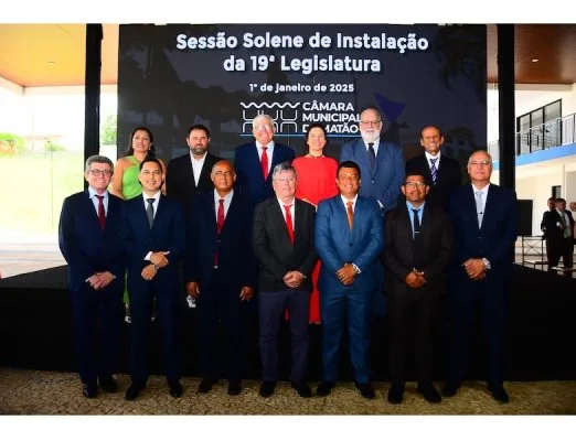 Solenidade oficial de posse. O prefeito Cido Ferrari e o vice-prefeito Diego Mingorance, ao centro, junto aos 11 vereadores
