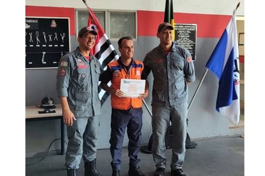 Na Estação de Bombeiros de Matão (EBM). Lupércio de Oliveira Junior, Luciano Leite e Cássio Hashizume Luz