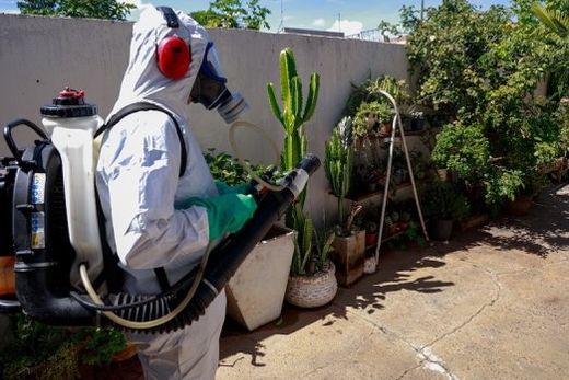 Ações são intensificadas. Agentes de saúde fazem trabalho de nebulização em residências