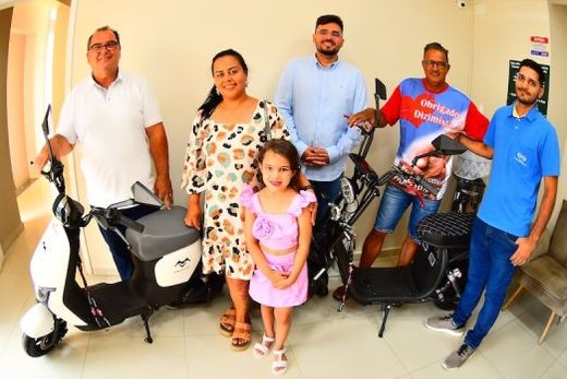 Marcel Silva (ACE) e Toninho Giannini (Sincomércio) protagonizaram a entrega das motocicletas elétricas