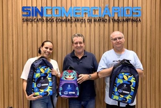 Associados receberão os kits com bolsa, cadernos, lápis, canetas e outros itens