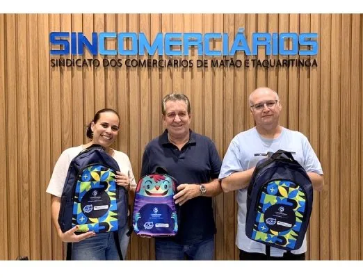 Associados receberão os kits com bolsa, cadernos, lápis, canetas e outros itens