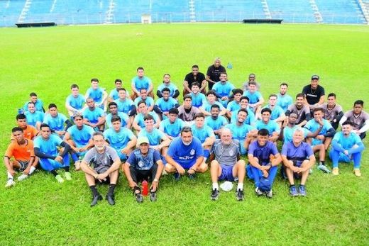 O plantel da Matonense. Jogadores, integrantes da Comissão Técnica e da empresa Maranata, na quarta-feira (15)