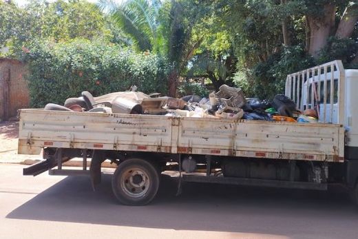 Caçamba lotada. Entre os itens recolhidos durante os mutirões estão pneus, latas, sucatas, vasilhames, vasos, pias e outros objetos que possam reter água parada