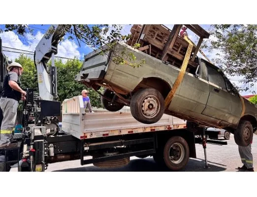 Carro recolhido nesta semana. A operação está sendo realizada por equipes da Prefeitura, com o apoio da Guarda Civil Municipal e da Polícia Militar