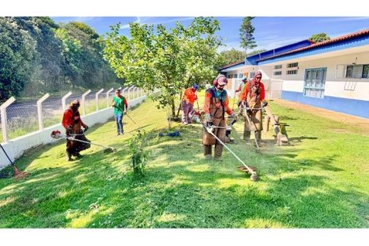 Zeladoria. Serviços de roçagem estão sendo realizados nas escolas da Rede Municipal de Ensino