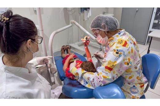 Odontopediatria. Metodologias lúdicas - como contar histórias da cadeira mágica, usar fantoches, manter o consultório colorido - ajudam no contato com as crianças