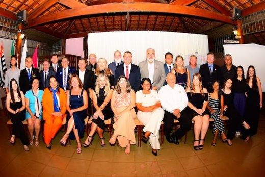 Noite de recepção. Membros do Rotary Matão Terra da Saudade junto aos convidados e às duas ilustres visitas, no último dia 25