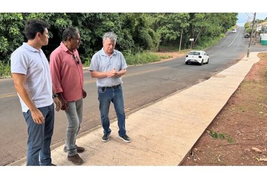 Os secretários Robson Moreira e Geraldo Meira (Mineiro) com o prefeito Cido Ferrari. Calçadas são construídas em áreas públicas, com prioridade às entradas para espaços de educação, saúde e bem-estar