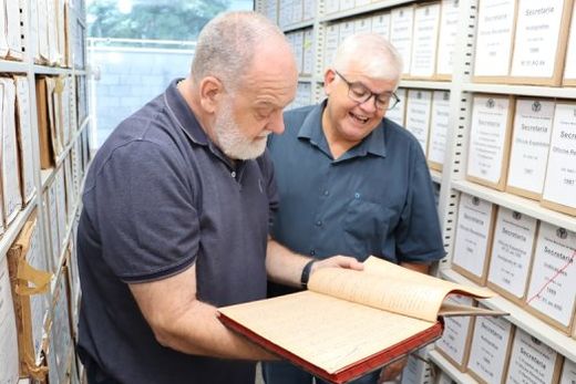 Paulo Bernardi e Ademir de Souza. Vereadores visitaram o Arquivo da Câmara