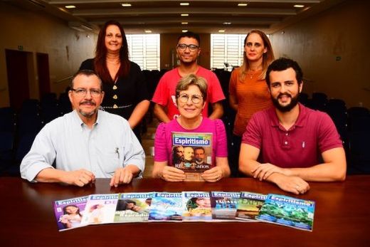 Equipe da Casa Editora O Clarim. Em pé: Cláudia Costa, Gabriel Antônio e Fabiana Siqueira; sentados: José Luiz Marchesan, Lúcia Helena Marchesan e Cássio Carrara