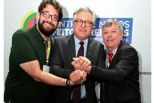 Alexandre Padilha entre Willian Bassi e Cido Ferrari. Ministro recebeu o secretário e o prefeito