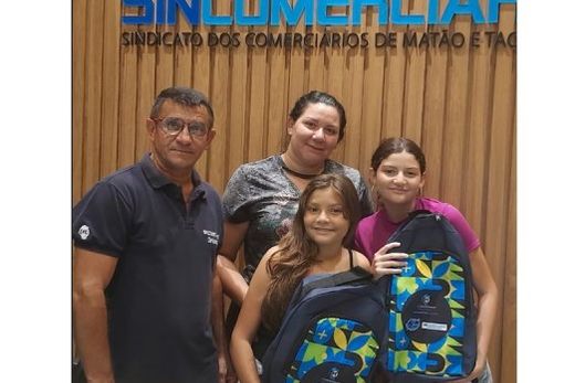 Para a educação. Neste ano, mais de mil mochilas e kits foram distribuídos a alunos da Pré-Escola ao Ensino Médio