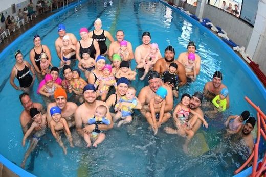 Integração. Uma das três turmas participantes do Festival de Natação Fundo do Mar