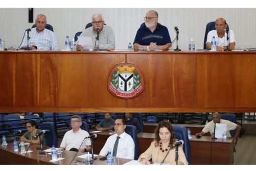 No plenário da Câmara Municipal. Vereadores votaram o Projeto de Lei nº 16/2025, de autoria do Executivo, durante a Sessão Ordinária realizada na segunda-feira (17)