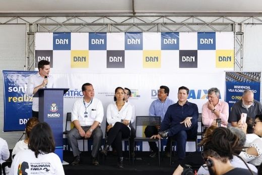 Na cerimônia. O ministro Jader Barbalho Filho discursa ao lado de Rodolfo Nagao (presidente da BRN), Thainara Faria (deputada estadual), Nielder Honorato (superintendente de rede da Caixa), Diego Ming
