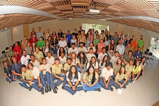 Recepção. Estudantes da Turma de 2025 do Programa Pescar e pessoas que prestigiaram a Aula Inaugural no auditório da Citrosuco, segunda-feira (17)