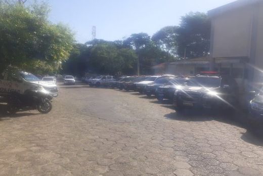 Diligências resultaram na apreensão de drogas, celulares, anotações e dois simulacros de pistola