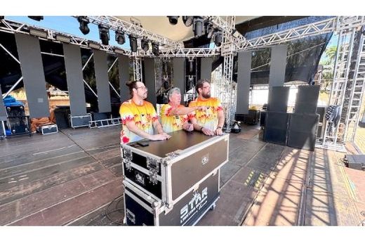 O diretor Juliano Jacopini, o prefeito Cido Ferrari e o secretário Willian Bassi, no palco do 'Tô Matão'. Prefeitura investiu em modernos equipamentos de som e iluminação