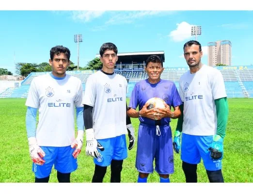 Os arqueiros. Bruno, Nathan e Rafael com o preparador de goleiros Müller
