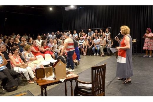 Abertura. Lídia D?Agostino, idealizadora e curadora do evento, fala ao bom público que marcou presença no anfiteatro da Casa da Cultura