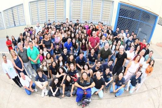Integração. Voluntários, alunos, familiares e autoridades presentes na Aula Inaugural da 14ª turma do Grupo Pró-Estudar, na EM 'Adelino Bordignon'