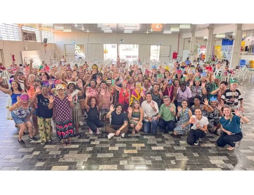 No Salão da Paróquia Nossa Senhora Aparecida. Participantes do 'Serviço de Convivência e Fortalecimento de Vínculos' (SCFV) de todos os CRAS do município reviveram os antigos carnavais