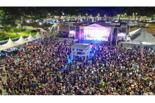 Na Praça 'Alfredo de Paiva Garcia'. Shows musicais aconteceram ao longo de todas as noites