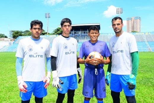 Os arqueiros. Bruno, Nathan e Rafael com o preparador de goleiros Müller
