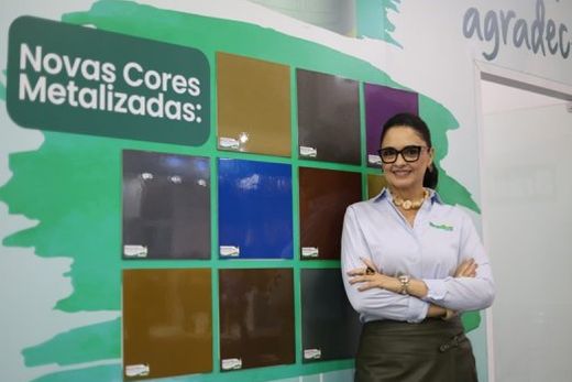 Kelly Diniz, presidente do grupo Brasilux, com as novas cores metalizadas do Esmalte Ecológico Base Água Premium